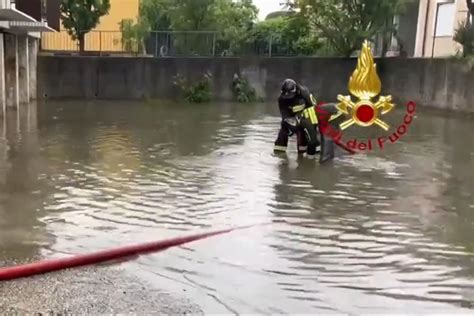 Maltempo A Milano Dopo Il Lambro Esonda Anche Il Seveso