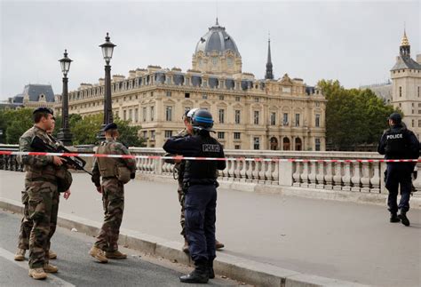 Arrestations Apr S L Attaque La Pr Fecture De Police De Paris