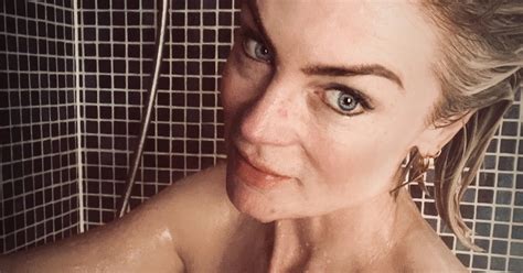 Joyce De Troch Neemt Selfie Onder De Douche Mooie Vrouw Foto Zita