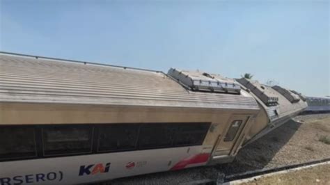 Kereta Api Argo Semeru Anjlok Dan Terguling Di Kulon Progo