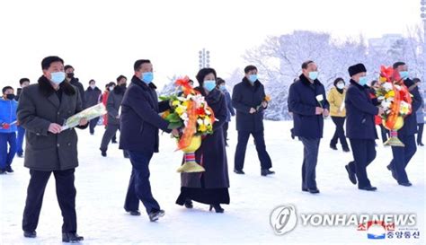 카메라에 담긴 북한 풍경 설 맞아 김일성·김정일 동상에 헌화하는 북한 주민들 Zum 뉴스