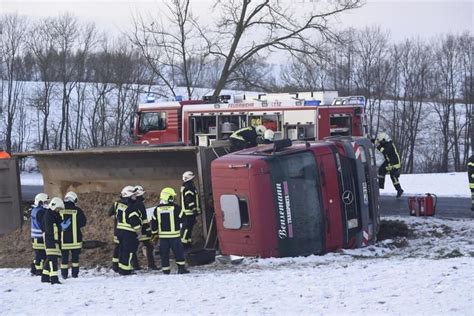 Laster Auf Stra E Nach Seehausen Umgekippt