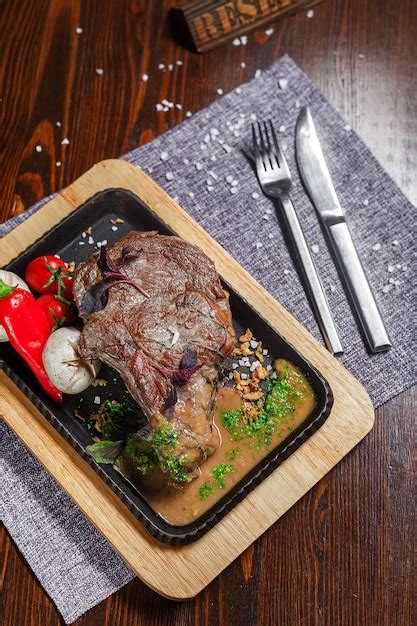 Una Gran Pieza De Carne Frita Con Verduras En Un Plato Mantel Sobre La