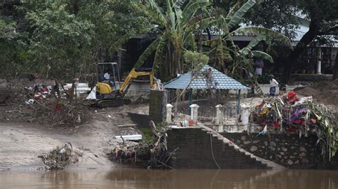 Kerala Floods People Return To Devastated Homes Cm To Visit Relief