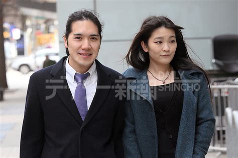 [b ] 【2024年版 最新画像】小室圭さん、眞子さん夫妻「ニューヨーク生活」の現在 ウワサの「家賃125万円」新居とは？フォーマルにキメた衣装で手つなぎデートに出かける様子も デイリー新潮