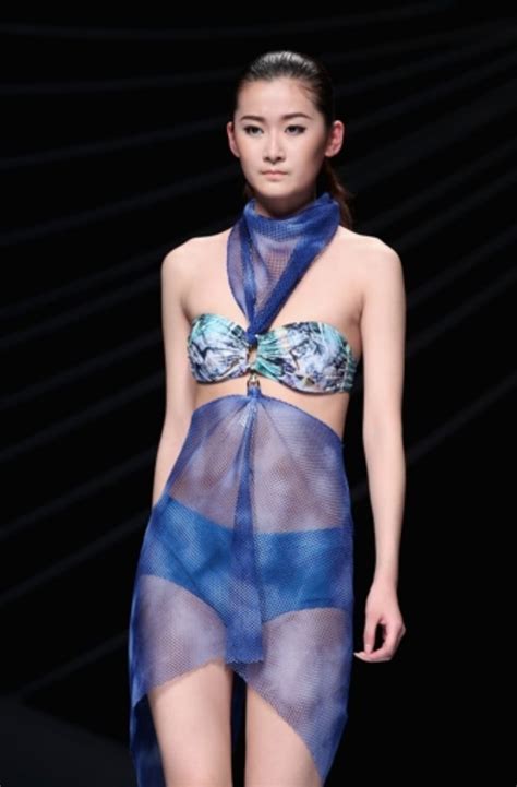 Ein Hauch Von Stoff Bikini Mode Auf Der Fashion Week In Peking Stuttgarter Zeitung