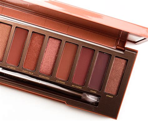 Urban Decay Naked Heat Eyeshadow Palette อายแชโดวพาเลตตโทนนำตาลอมแดง