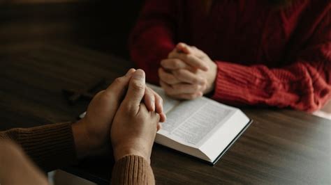 Dos Personas Leyendo Y Estudiando La Biblia En Casa Y Orando