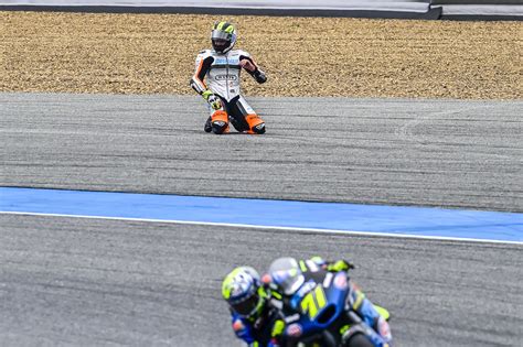 Moto2 Thailand Falling In The Middle Of The Track Baltus Avoided The