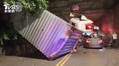 天上掉下貨櫃車 國一邊坡衝落壓到轎車 Yahoo奇摩汽車機車