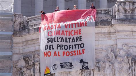 Attivisti Per L Ambiente Si Incatenano All Altare Della Patria Con Uno