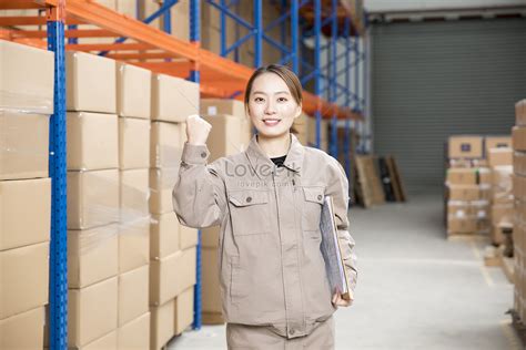 Refueling Gestures Of Female Employees In Warehouse Factories Picture