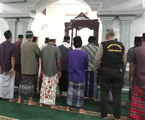 Melalui Kegiatan Memakmurkan Masjid Anggota Polsek Petarukan