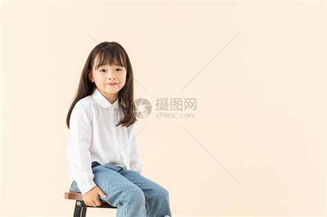 小女孩坐在椅子上高清图片下载 正版图片501371669 摄图网