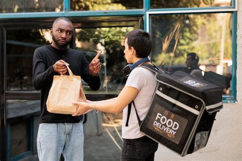 El Cliente Insatisfecho Se Niega A Tomar El Pedido De Comida El Mal