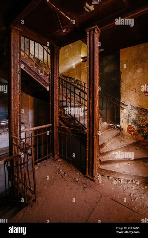 Antigua Escalera Oxidada En La Antigua Mansi N Abandonada En Ruinas