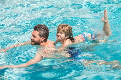 Padre E Hijo Nadando En La Piscina Vacaciones Familiares De Verano