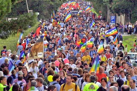 La Storia Della Marcia Per La Pace Perugia Assisi Nonviolenza Creativa