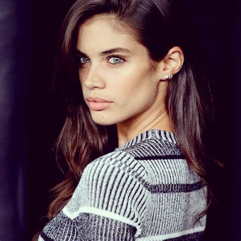 Sara Sampaio Brilha Em Evento Em Nova Iorque Movenotícias