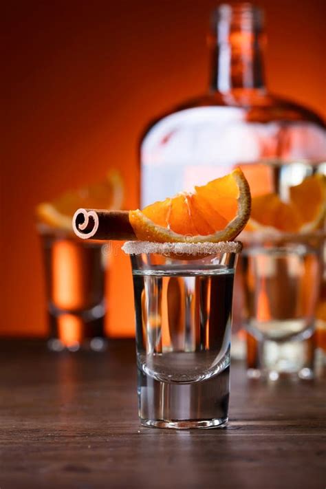 Vidrios De Tequila Con Los Palillos De La Naranja Y De Canela En Un T