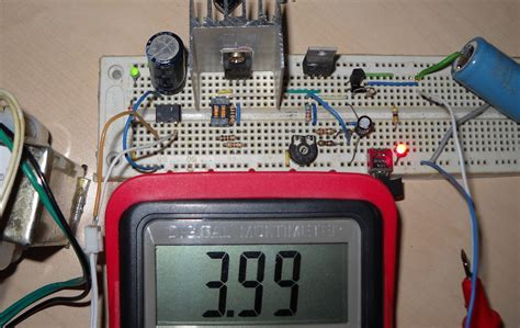 CARICABATTERIA PER BATTERIE LI ION NE555