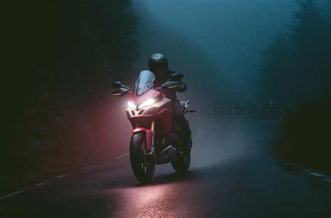 Explorando La Emocion De Viajar En Moto De Noche