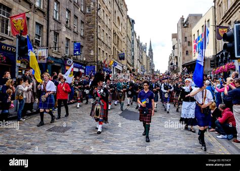 Pipefest 2015 Massed Pipe Bands March Down The Royal Mile In