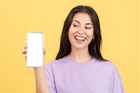 Mulher Espantada Segurando Um Celular Uma Tela Em Branco Foto Premium