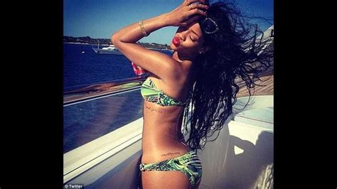 Rihanna Comparte Sus Fotos En Bikini Con Sus Fans