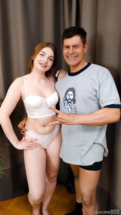 Brünette ukrainische Babe Mona Sweet posiert nackt und bekommt Sperma