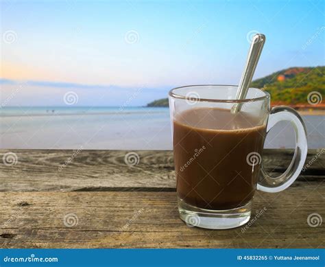 Tasse De Café Sur Une Table En Bois Avec La Mer Pendant Le Matin Photo