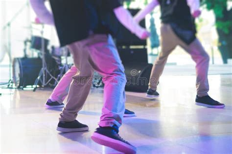 Grupo De Bailarines De Hiphop En Un Escenario Moderno Baile Callejero