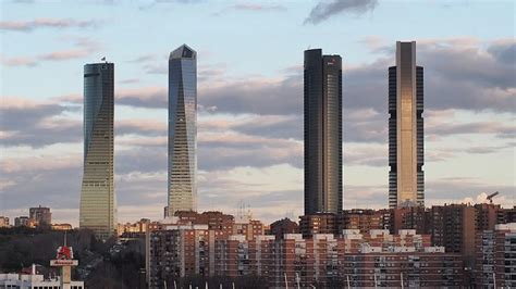 Qué significa la luz verde de las Cuatro Torres de Madrid y por qué