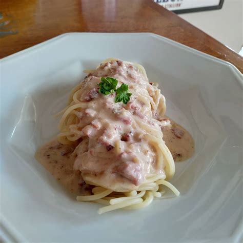 Macarrão ao molho branco calabresa Receiteria