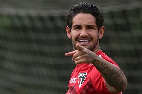 Oferecido ao Vasco Alexandre Pato tinha salário simbólico no São Paulo