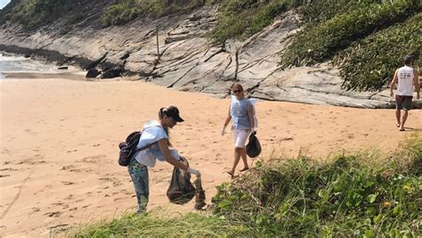 A O Para Comemorar Dia Mundial Da Limpeza De Praias E Oceanos Retira