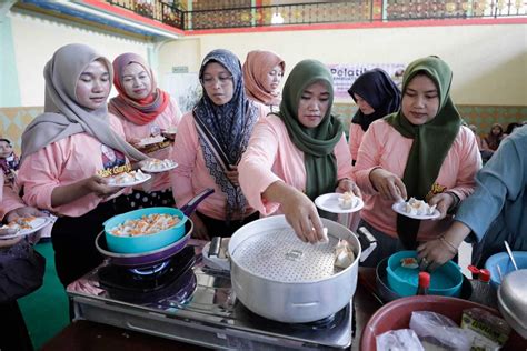 Lewat Pelatihan Membuat Dimsum Mak Ganjar Jabar Ajak Ratusan Warga