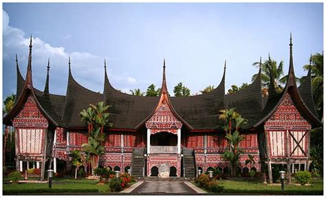 Gema Budaya: Kenapa Rumah Gadang Minangkabau Atapnya Seperti Tanduk Kerbau?