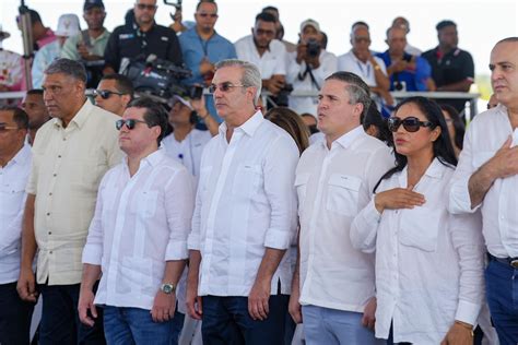 Presidente Luis Abinader inaugura muelle turístico y pesquero en Río