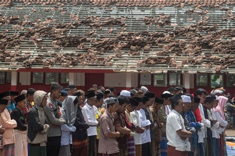 Foto Warga Gelar Salat Jumat Di Antara Reruntuhan Bangunan Pascagempa