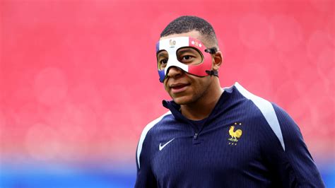 Euro 2024 Kylian Mbappé à l entraînement avec un masque bleu blanc rouge