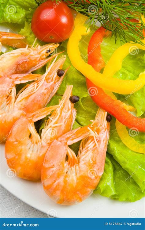 Salade Avec La Crevette Et Le Poivre Image stock Image du végétarien