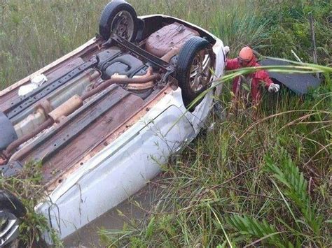 Carro Conduzido Por Vereadora Aquaplana E Capota Na Ms Interior