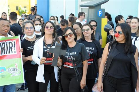 Protesto da enfermagem reúne dezenas de profissionais e paralisa centro