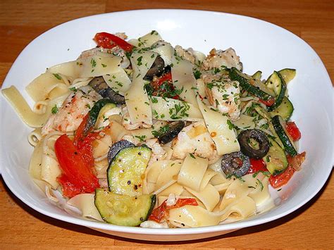 Nudeln Mit Kabeljau Zucchini Tomaten Und Schwarzen Oliven Von Nogikon