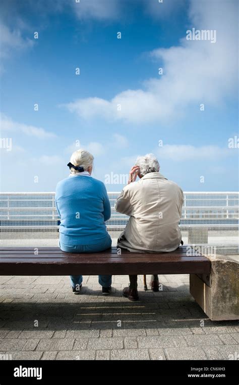 Vieille Dame Assise Sur Un Banc Banque De Photographies Et Dimages à