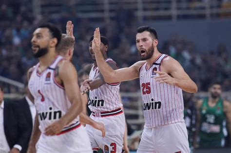 Potret Alec Peters Power Forward Andalan Olympiacos Pireaus