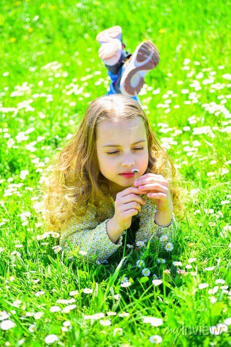 Menina Deitada Na Grama Grassplot No Fundo Conceito De Sensibilidade