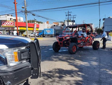 En Mazatlán jóvenes vuelcan en un racer en la Colonia Ferrocarrilera