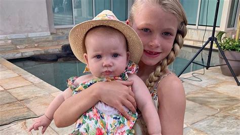 Jessica Simpsons Daughters Maxwell And Birdie Bond In Adorable Summer